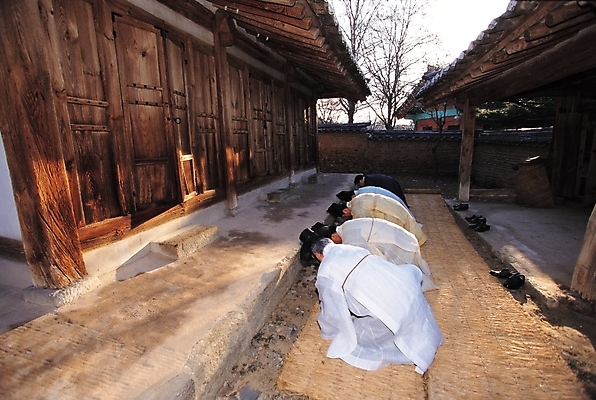 포토 JPG 주간 한국문화 한국전통 전통 명절 남자 문화 고건축 한국 사람 여러명 야외 절 전통의상 한복 제사 전통의례 멍석 남자만 국내포토 자연요소 동양문화 건축물 기념일 아시아 다수 인사 파일형식