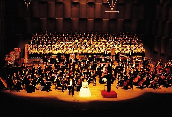 포토 JPG 직업 여자 남자 문화 악기 음악 연주 실내 사람 여러명 콘서트 공연 무대 공연장 성악가 지휘자 문화시설 성악 연주회 오케스트라 세종문화회관 국내포토 다수 노래 문화예술 한국 이벤트 내부 음악가 가수 악단 극장 시설 음악회 파일형식