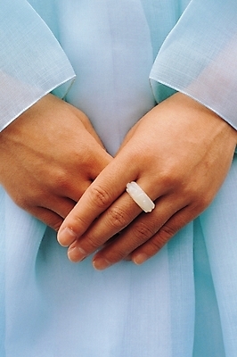 포토 JPG 한국문화 한국전통 전통 손 옷 여자 장신구 한국 한명 사람 신체부위 반지 전통의상 한복 저고리 치마저고리 옥반지 국내포토 1 동양문화 아시아 옥 파일형식