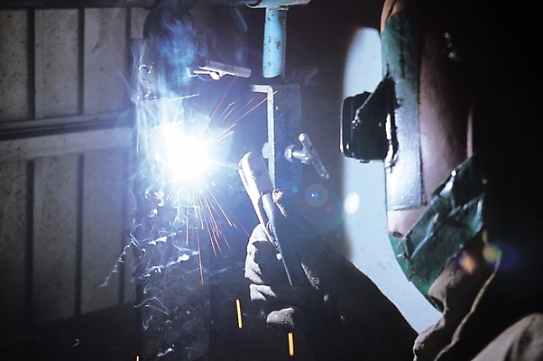 포토 JPG 직업 남자 산업 불꽃 노동자 실내 한명 사람 20대 성인 작업 작업실 용접 용접공 용접마스크 남자만 남자한명만 성인남자만 청년만 청년남자만 청년남자한명만 성인한명만 성인남자한명만 성인만 국내포토 1 불 마스크 청년 내부 파일형식