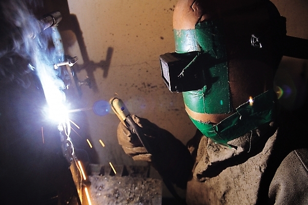 포토 JPG 직업 남자 산업 불꽃 노동자 실내 한명 사람 20대 성인 작업 작업실 용접 용접공 용접마스크 남자만 남자한명만 성인남자만 청년만 청년남자만 청년남자한명만 성인한명만 성인남자한명만 성인만 국내포토 1 불 마스크 청년 내부 파일형식