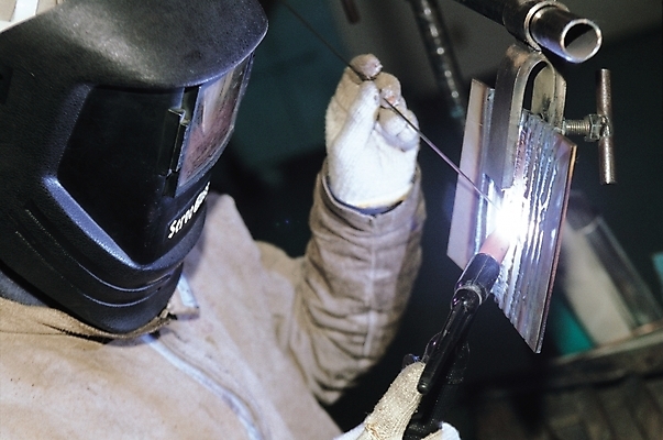 포토 JPG 직업 남자 산업 노동자 실내 한명 사람 20대 성인 작업 작업실 용접 용접공 용접마스크 남자만 남자한명만 성인남자만 청년만 청년남자만 청년남자한명만 성인한명만 성인남자한명만 성인만 국내포토 1 마스크 청년 내부 파일형식