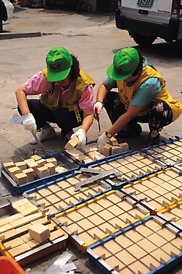 포토 JPG 주간 여자 중년 사람 야외 두명 작업 제조 비누 폐식용유 여자만 중년만 중년여자만 국내포토 자연요소 성인 위생용품 식용유 성인만 파일형식