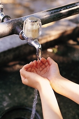포토 JPG 주간 손 한명 사람 야외 신체부위 물 수도꼭지 수도 파이프 관 건축자재 수돗물 수돗가 수도_상하수도 국내포토 자연요소 1 상하수도 파일형식
