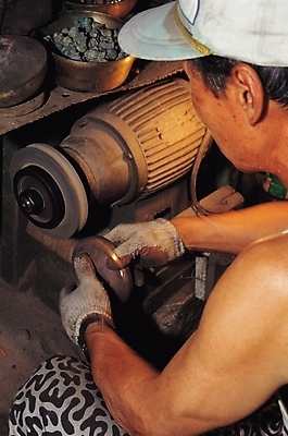 포토 JPG 남자 산업 실내 한명 사람 20대 성인 기계 기술자 제조 제조과정 남자만 남자한명만 성인남자만 청년만 청년남자만 청년남자한명만 성인한명만 성인남자한명만 성인만 국내포토 직업 1 청년 내부 과정 파일형식