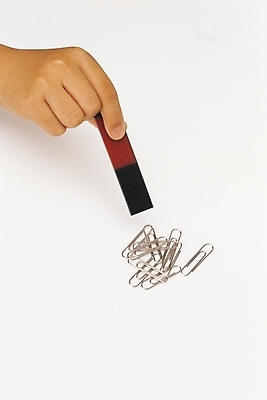 포토 JPG 손 실내 한명 사람 신체부위 사무용품 클립 자석 막대자석 국내포토 1 문구용품 내부 파일형식