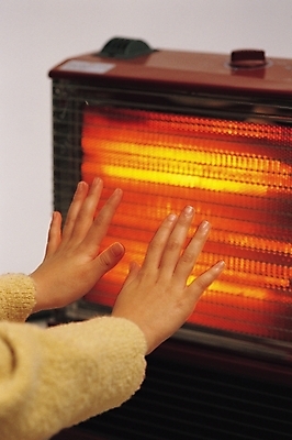 포토 JPG 손 겨울 실내 한명 사람 신체부위 전자제품 가전제품 스토브 난방기 난로 전기난로 국내포토 1 계절 내부 난방용품 파일형식