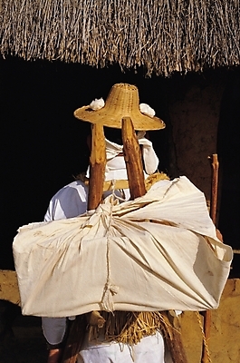 포토 JPG 주간 한국문화 한국전통 전통 남자 한명 사람 20대 성인 야외 뒷모습 상인 장사 보부상 봇짐장수 남자만 남자한명만 성인남자만 청년만 청년남자만 청년남자한명만 성인한명만 성인남자한명만 성인만 국내포토 자연요소 1 동양문화 뷰포인트 한국 청년 상업 파일형식 장수_직업