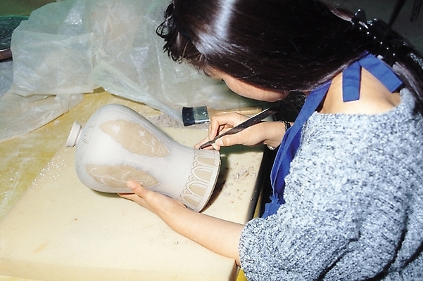 포토 JPG 여자 예술 실내 미술 한명 사람 20대 성인 도자기 작업실 도자기공예 공예 예술가 도예가 여자만 여자한명만 성인여자만 청년만 청년여자만 성인한명만 청년여자한명만 성인여자한명만 성인만 국내포토 직업 1 문화예술 청년 취미 내부 파일형식