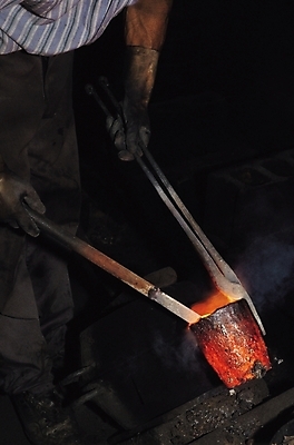 포토 JPG 남자 산업 한명 사람 20대 성인 작업장 기술자 제조 대장장이 도가니 연금 남자만 남자한명만 성인남자만 청년만 청년남자만 청년남자한명만 성인한명만 성인남자한명만 성인만 국내포토 직업 1 청년 파일형식