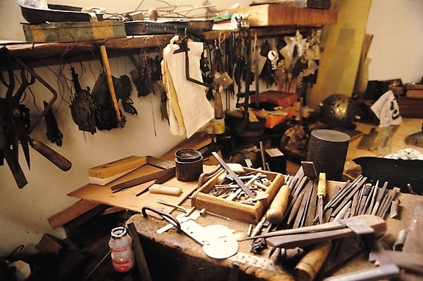 포토 JPG 주간 전통 산업 선반 실내 집게 사람없음 도구 공구 작업장 제조 놋쇠 두석장 국내포토 자연요소 가구 내부 파일형식