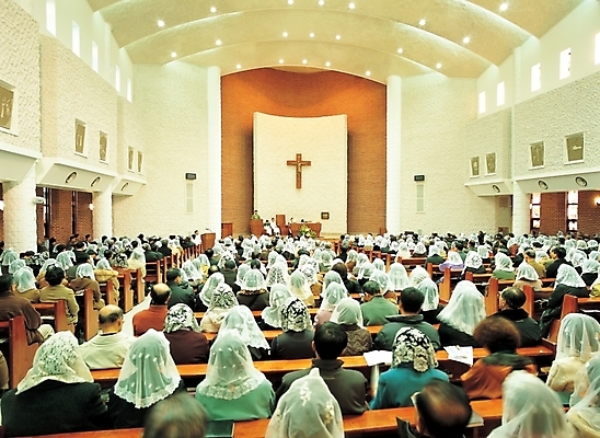 포토 JPG 종교 십자가 실내 사람 여러명 성당 천주교 군중 예배 미사 성도 국내포토 다수 종교건축 내부 파일형식