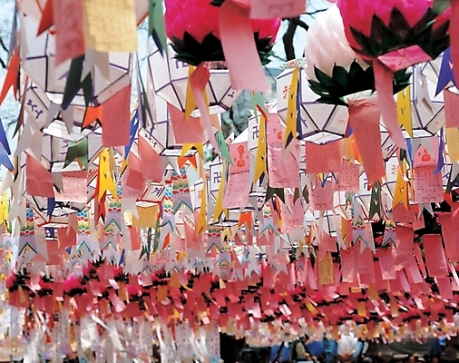 포토 JPG 주간 기념일 종교 불교 종교용품 이벤트 사람없음 야외 부처님오신날 기도 사찰 불교용품 연등 조계사 국내포토 자연요소 종교건축 등불 종로 파일형식