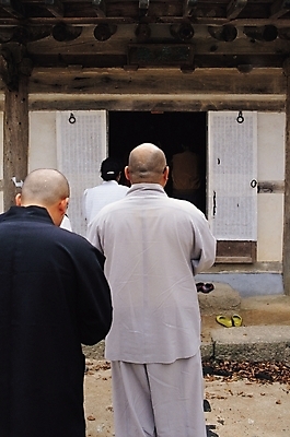 포토 JPG 주간 여자 기념일 남자 종교 불교 사람 여러명 야외 부처님오신날 승려 시주 국내포토 자연요소 다수 이벤트 성직자 파일형식