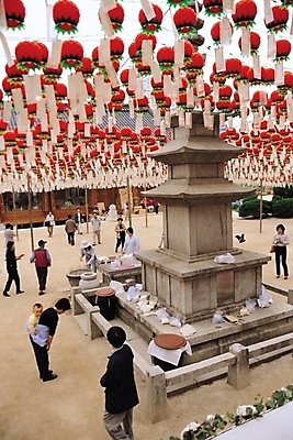 포토 JPG 주간 시설물 기념일 건축 종교 고건축 불교 한국건축 종교건축 한국 사람 야외 탑 동양건축 부처님오신날 사찰 석탑 부처 연등 탑돌이 국내포토 자연요소 건축물 아시아 이벤트 전통놀이 등불 불교용품 파일형식 동양