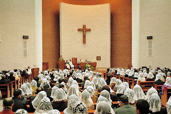 포토 JPG 종교 십자가 실내 사람 성당 천주교 군중 예배 미사 성도 국내포토 종교건축 내부 파일형식