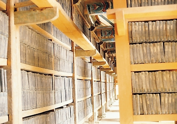 포토 JPG 시설물 기념일 건축 고건축 불교 한국건축 책장 한국 실내 사람없음 동양건축 문화재 부처님오신날 사찰 경전 대장경판 해인사 해인사장경판전 국내포토 건축물 아시아 종교 가구 종교건축 이벤트 내부 책 세계문화유산 합천 파일형식 동양