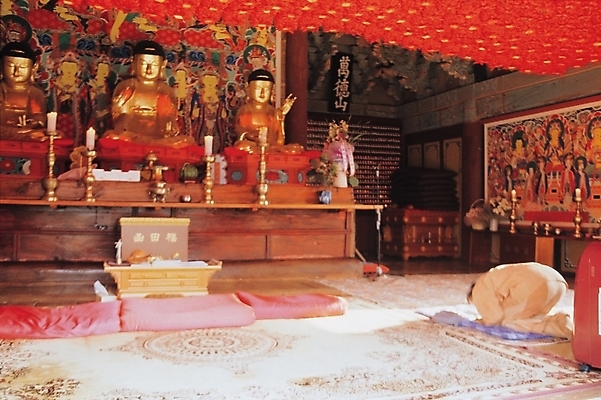 포토 JPG 시설물 건축 종교 고건축 불교 한국건축 종교건축 한국 실내 사람 동양건축 사찰 불상 부처 대웅전 백령사 국내포토 건축물 아시아 내부 파일형식 동양