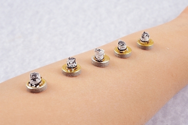 포토 JPG 손 의학 의료기기 실내 사람 신체부위 치료 한의학 의료용품 팔 뜸 쑥뜸 한방용품 국내포토 내부 파일형식