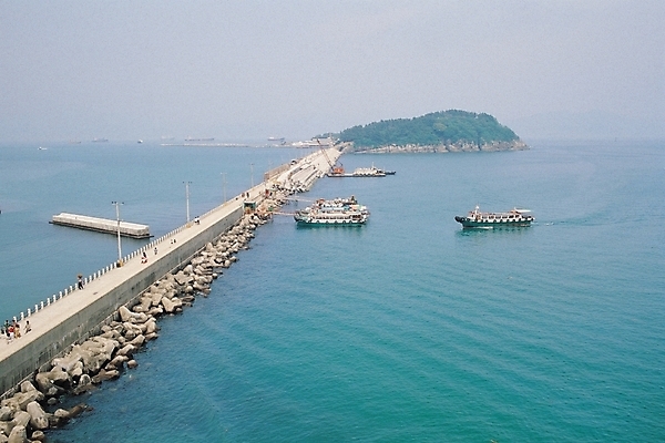 포토 JPG 주간 시설물 현대건축 건축 바다 섬 자연 하늘 풍경 야외 관광지 방파제 여수 오동도 선박 국내포토 자연요소 건축물 공공시설 여행 수상교통 전라남도 생태계 파일형식