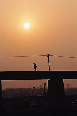 포토 JPG 주간 실루엣 자연현상 자연 하늘 한명 사람 풍경 야외 태양 일출 노을 항구 일몰 전봇대 소래포구 가교 국내포토 자연요소 1 건축물 공공시설 교통시설 촬영기법 생태계 인천 파일형식