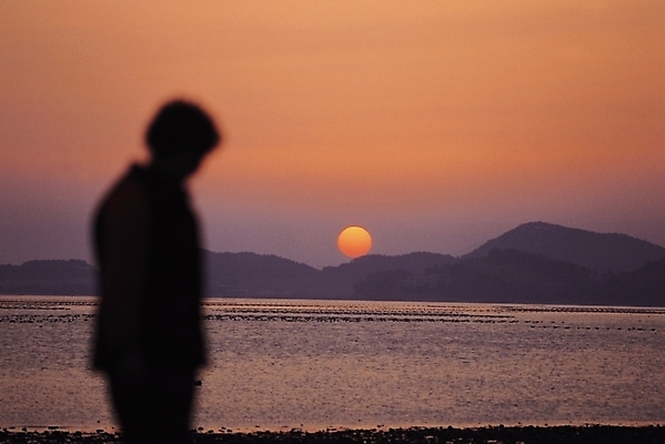 포토 JPG 주간 실루엣 바다 자연현상 자연 하늘 산 한명 사람 풍경 야외 일출 노을 일몰 해남 땅끝마을 국내포토 자연요소 1 촬영기법 전라남도 생태계 파일형식