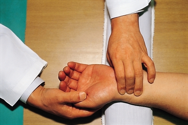 포토 JPG 손 의학 실내 사람 두명 신체부위 치료 진료 한의학 의사 손목 한의원 팔 한의사 진맥 국내포토 병원 내부 의료진 파일형식