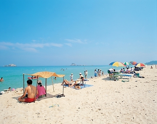 포토 JPG 주간 모래 바다 여행 자연 하늘 휴가 사람 풍경 해변 야외 여름 여름휴가 바캉스 모래사장 여행객 파라솔 해수욕장 해수욕 국내포토 자연요소 계절 생태계 파일형식 여름_계절