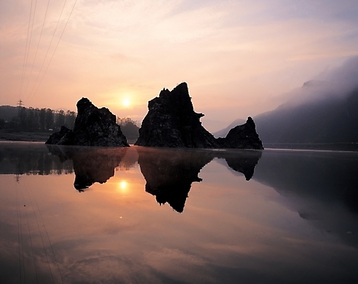 포토 JPG 주간 구름 바다 자연 하늘 산 풍경 사람없음 야외 태양 반사 일출 일몰 돌_바위 바위 충청북도 단양 도담삼봉 국내포토 자연요소 관광지 노을 생태계 충청도 파일형식