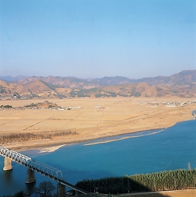 포토 JPG 주간 바다 섬 농업 자연 하늘 산 논 풍경 초원 사람없음 야외 강 농경지 숲 섬진강 가교 국내포토 자연요소 건축물 산업 농장 생태계 파일형식