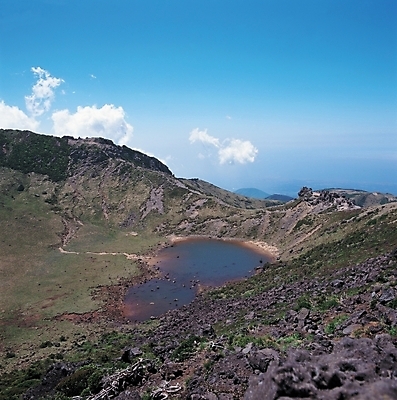 포토 JPG 주간 구름 자연 하늘 산 한국 풍경 사람없음 야외 제주도 돌_바위 바위 화산 한라산 백록담 화구호 국내포토 자연요소 아시아 호수 생태계 파일형식