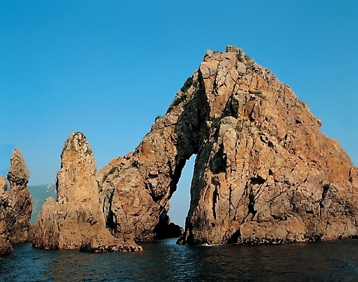 포토 JPG 주간 바다 섬 자연 하늘 풍경 사람없음 야외 돌_바위 바위 남문바위 홍도 국내포토 자연요소 바위_돌 전라남도 생태계 파일형식