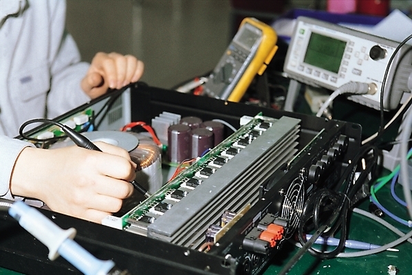 포토 JPG 산업 첨단산업 실내 실험 사람 전자제품 컴퓨터 기계 중장비 산업장비 기술자 부속품 수리 회로판 제조 산업재료 분해 메인보드 제품실험 국내포토 직업 내부 장비 오브젝트 파일형식