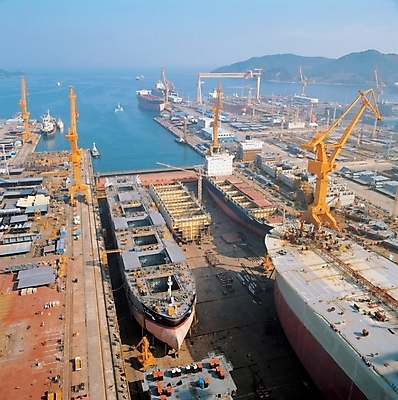 포토 JPG 주간 시설물 현대건축 건축 산업 바다 공장 공업 풍경 사람없음 야외 하이앵글 항구 산업시설 조선업 선박 국내포토 자연요소 건축물 뷰포인트 수상교통 교통시설 파일형식