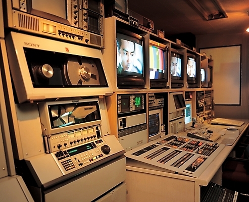 포토 JPG 산업 조명 실내 사람없음 스크린 모니터 기계 공간 방 중장비 산업장비 오브젝트 영상 영상기기 영상편집실 영상편집 국내포토 내부 전자제품 컴퓨터 장비 파일형식