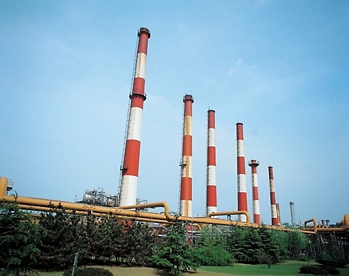 포토 JPG 주간 나무 식물 시설물 현대건축 건축 산업 공장 공업 하늘 굴뚝 풍경 사람없음 야외 건물 산업시설 파이프 관 제철 국내포토 자연요소 건축물 파일형식