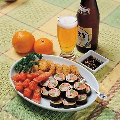 포토 JPG 음식 포크 오렌지 과일 귤 맥주 주류 실내 요리 사람없음 튀김 안주 간장 맛살튀김 술상 치즈김말이 치즈말이 국내포토 식기 음료 내부 양념 파일형식