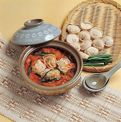 포토 JPG 한국문화 한국전통 한식 음식 한국 실내 요리 사람없음 숟가락 냄비 만두 전골 채반 김치만두전골 만두전골 국내포토 동양문화 전통 그릇 아시아 수저 내부 솥 파일형식