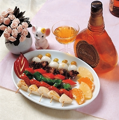 포토 JPG 꽃 음식 잔 주류 실내 요리 사람없음 장식 식탁보 소시지 꼬치 구이 안주 양주 꼬치구이 도자기인형 술상 국내포토 식물 식기 음료 인형 내부 가공식품 파일형식