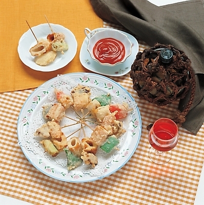 포토 JPG 접시 음식 술병 잔 주류 실내 요리 사람없음 와인 튀김 식탁보 꼬치 케첩 안주 꼬치튀김 술상 국내포토 식기 음료 병_용기 내부 소스_음식 파일형식