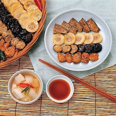 포토 JPG 한국문화 한국전통 접시 한식 음식 젓가락 김치 한국 실내 요리 사람없음 전통음식 전 안주 부침 나무젓가락 나박김치 채반 모듬전 완자전 표고전 호박전 국내포토 동양문화 전통 그릇 식기 아시아 수저 내부 파일형식