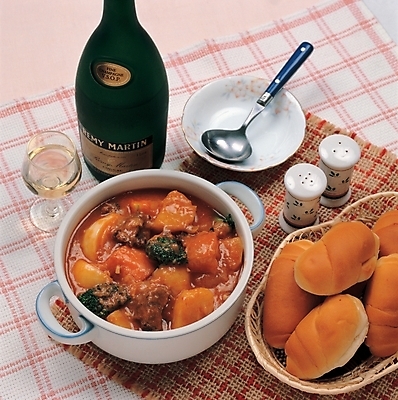 포토 JPG 접시 웰빙 음식 빵 잔 주류 실내 요리 사람없음 식탁보 냄비 안주 국자 양념통 양주 스튜 비프스튜 술상 국내포토 식기 음료 주방용품 통 내부 양념 솥 파일형식