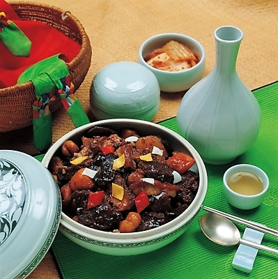 포토 JPG 한식 술잔 젓가락 반찬 김치 수저 실내 요리 사람없음 바구니 숟가락 전통음식 안주 갈비 전통주 갈비찜 사각보 술상 항아리술병 국내포토 전통 식기 음식 술병 잔 주류 육류 내부 찜 파일형식