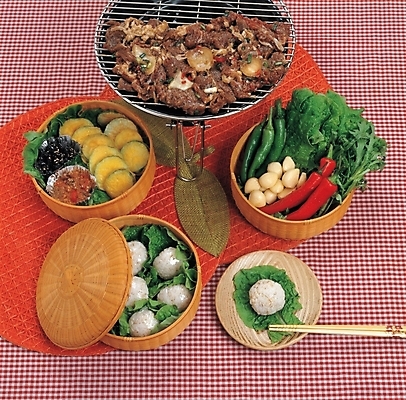 포토 JPG 한국문화 한국전통 접시 한식 음식 채소 젓가락 고추 한국 실내 마늘 육류 요리 사람없음 상추 상차림 쌈 불판 주먹밥 불고기 상추쌈 호박전 국내포토 동양문화 전통 식기 아시아 식재료 밥 수저 내부 전 파일형식