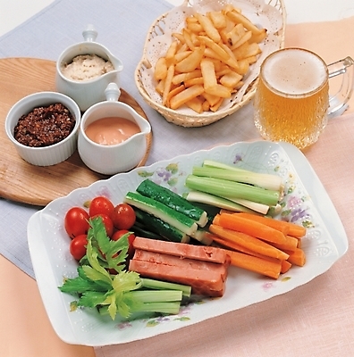 포토 JPG 음식 채소 오이 맥주 주류 실내 요리 사람없음 당근 샐러드 감자튀김 안주 햄 샐러리 술상 국내포토 음료 감자 뿌리채소 육류 내부 튀김 파일형식