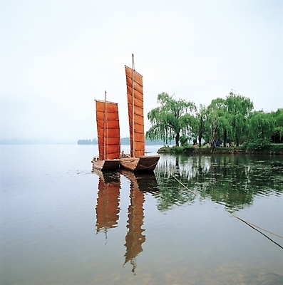 포토 JPG 주간 나무 식물 해외풍경 웰빙 아시아 외국문화 배경화면 백그라운드 수상교통 자연 하늘 중국문화 풍경 사람없음 야외 강 중국 강가 돛단배 선박 국내포토 자연요소 동양문화 해외 나라 문화 교통수단 배_교통 생태계 파일형식