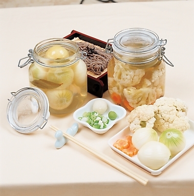 포토 JPG 접시 음식 외국문화 채소 일본문화 젓가락 양파 실내 요리 사람없음 병 메밀국수 피클 양파피클 장아찌 컬리플라워 일본음식 국내포토 동양문화 식기 문화 수저 내부 면류 브로콜리 절임 파일형식