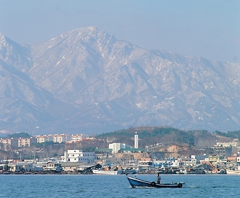포토 JPG 주간 건축 바다 섬 수상교통 자연 산 풍경 사람없음 야외 건물 마을 어촌 섬마을 선박 국내포토 자연요소 건축물 교통수단 시골 생태계 파일형식