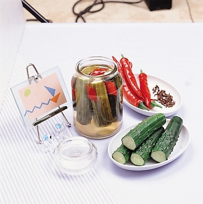 포토 JPG 접시 액자 채소 반찬 오이 실내 사람없음 피클 홍고추 오이지 오이피클 장아찌 국내포토 식기 음식 고추 내부 절임 파일형식