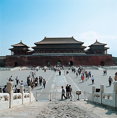 포토 JPG 주간 시설물 건축 여행 고건축 유적 유적지 유물 사람 여러명 야외 관광지 여행객 문 궁전 문화재 국내포토 자연요소 전통 건축물 다수 파일형식